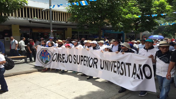 Cientos de estudiantes universitarios participaron en la manifestación en contra de la corrupción y las decisiones del presidente Jimmy Morales