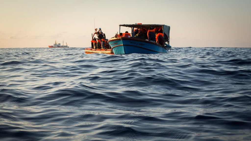 Las personas rescatadas por el SOS Mediterranee navegaban un barco de madera que se encontraba en aguas internacionales del mar Mediterráneo.
