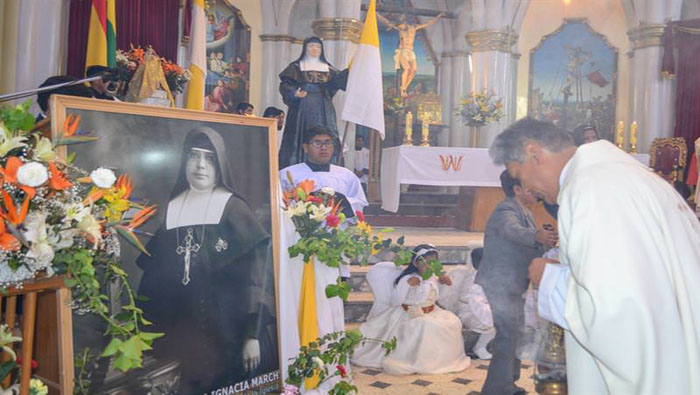 Un sacerdote ofició una misa de acción de gracias en la ciudad de Oruro por la canonización de la madre.