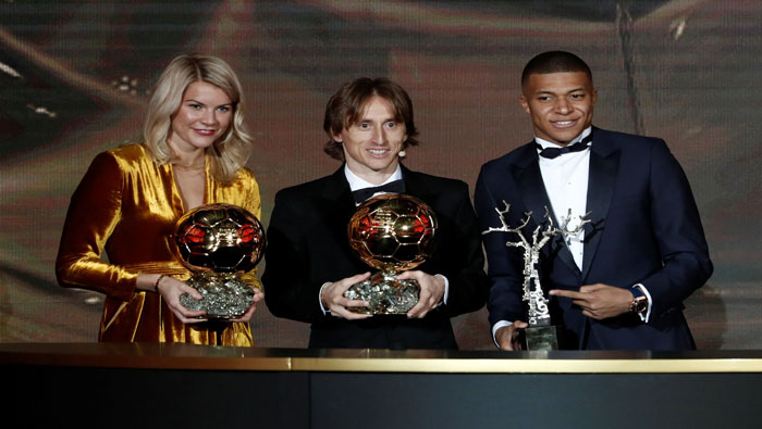 Modric (C) y Mbappé (D) junto a Ada Hegerberg (I), futbolista noruega que ganó el Balón de Oro femenino en su primera edición.