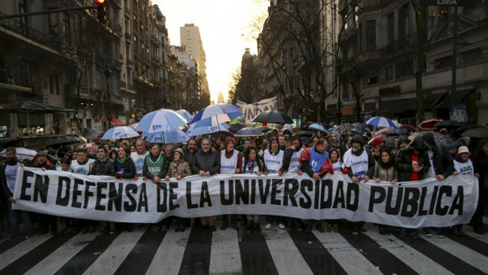 Los estudiantes salieron a marchar por las calles de Bogotá y aseguraron que continuarán con las protestas para presionar al Gobierno.