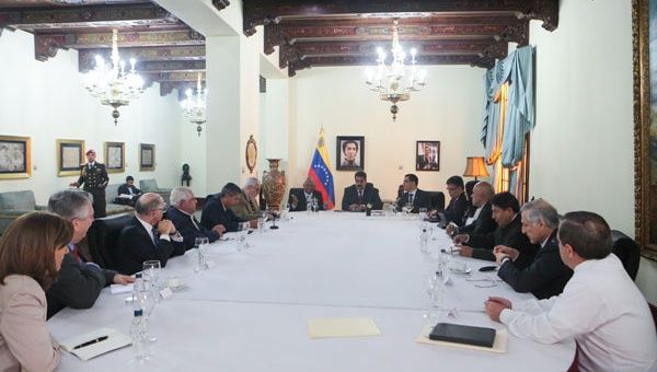 El presidente Nicolás Maduro se mantuvo por más de tres horas dialogando con miembros de la oposición (foto: AVN) 