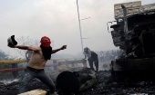 En redes sociales indican que los camiones fueron incendiados por opositores violentos con bombas molotov.