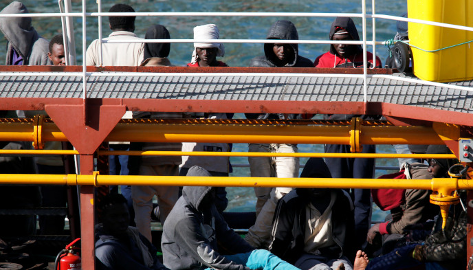 Militares malteses recuperan control de petrolero secuestrado por migrantes.