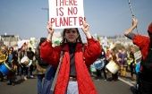  Los activistas reclaman políticas para reducir a cero en 2025 las emisiones de carbono causantes del efecto invernadero.