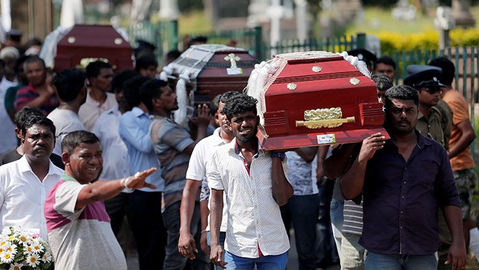 Miles de personas colaboran en los funerales de las víctimas de los atentados en Sri Lanka.