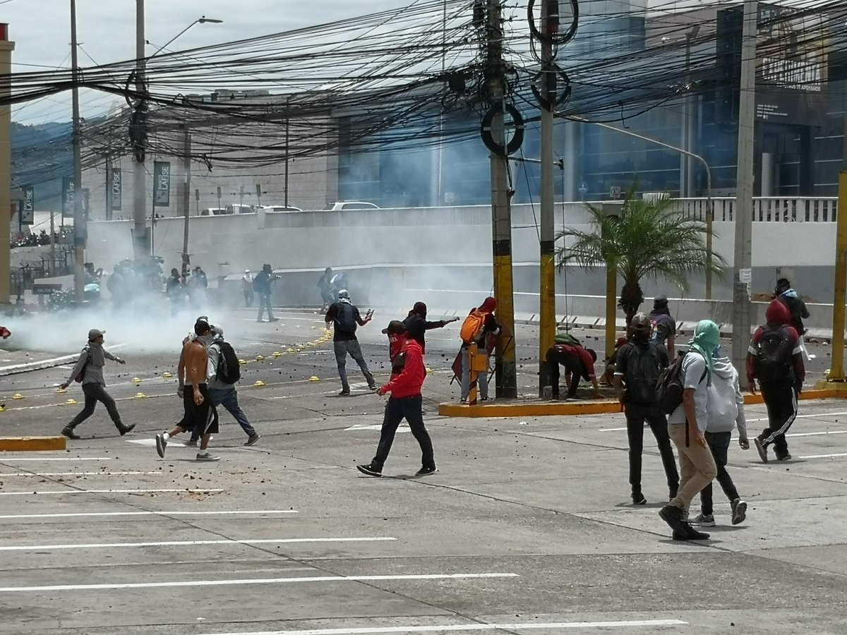 Las exigencias de los manifestantes persiguen la renuncia de Hernández de su cargo, a quien varios sectores de la población consideran un mandatario ilegítimo.