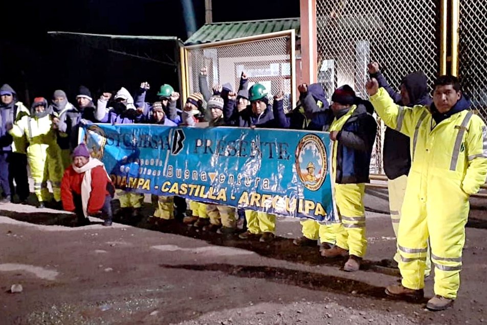 La huelga nacional es consecuencia de la negativa de las empresas del sector minero de negociar con la Federación de Trabajadores Mineros, Metalúrgicos y Siderúrgicos del Perú un pliego único de reclamos.
