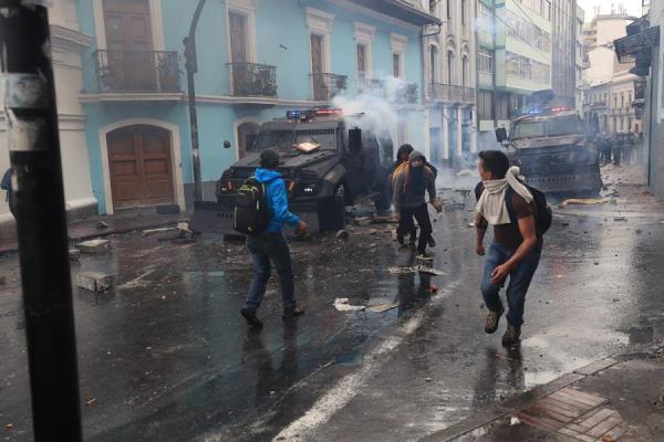 Algunos manifestantes en Quito avanzan en su recorrido y se dirigen a Carondelet, Palacio de Gobierno.