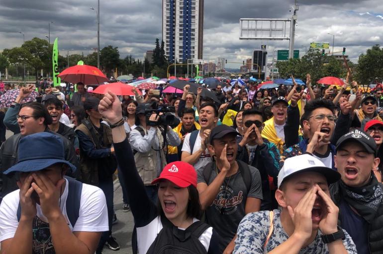 La movilización inició entre las 09H00 y 10H00 (hora local) y se han registrado actos en ciudades como Cartagena, Cali, Bucaramanga y Medellín.