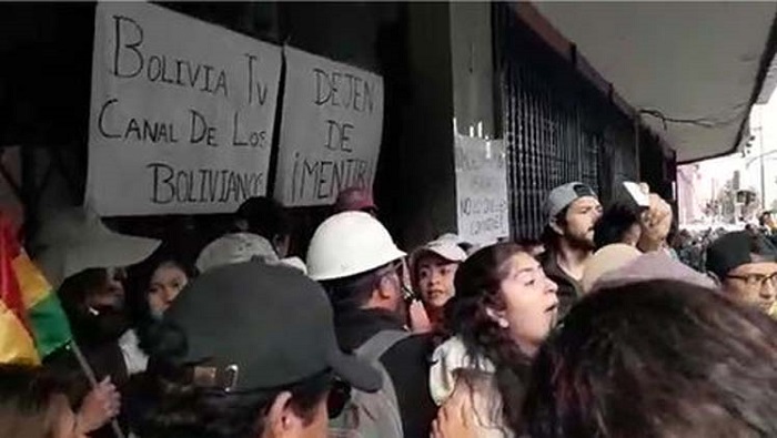 Los medios de comunicación que fueron atacados son el canal estatal Bolivia Televisión, las emisoras Radio Patria Nueva y de la Confederación Sindical Única de Trabajadores Campesinos de Bolivia.
