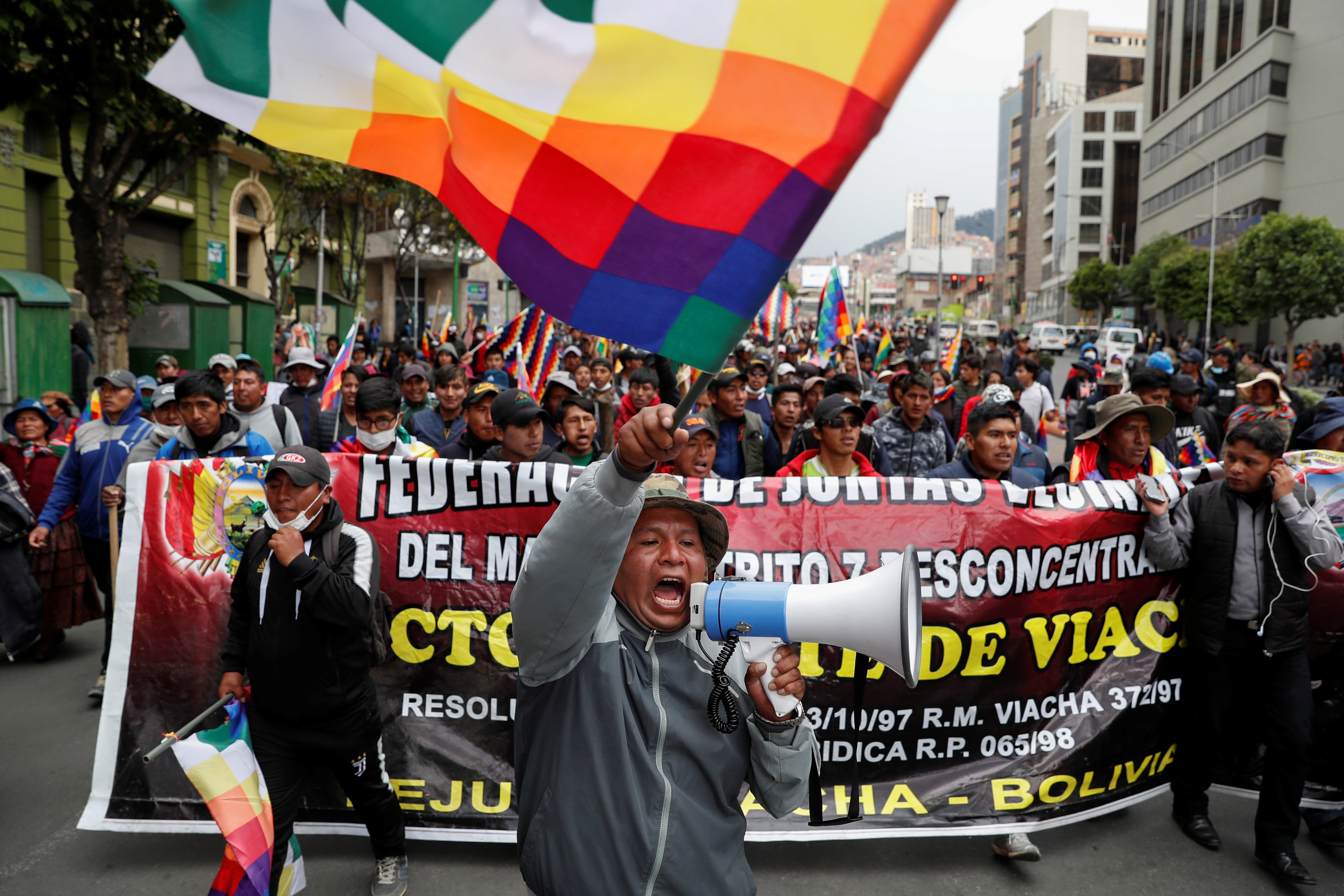 Los manifestantes pertenecen a los 14 distritos de la ciudad El Alto y caminan 19 kilómetros para llegar a La Paz.