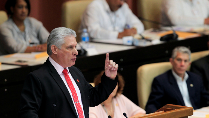 El presidente cubano Miguel Díaz-Canel ofrece un discurso en la sesión ordinaria de la Asamblea Nacional en La Habana, Cuba.