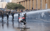 Manifestantes fueron dispersados por las fuerzas policiales con un cañón de agua durante las protestas en Beirut.