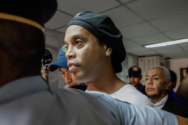 Ronaldinho y su hermano Roberto salieron de Sao Paulo usando sus documentos brasileños, pero ingresaron en el aeropuerto internacional de Asunción usando documentos ilícitos.