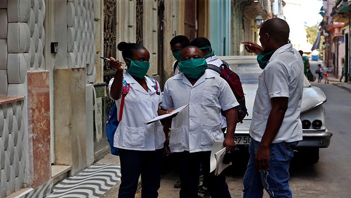 Médicos cubanos participan en la campaña de prevención del coronavirus en La Habana.