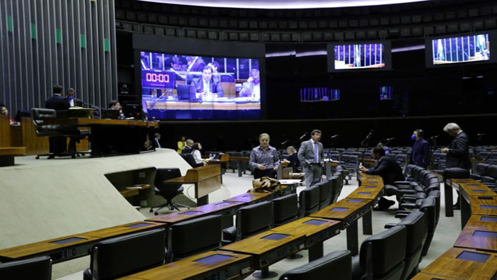El pleno de la Cámara se realizó de forma virtual y presencial con un mínimo de parlamentarios dentro del recinto.