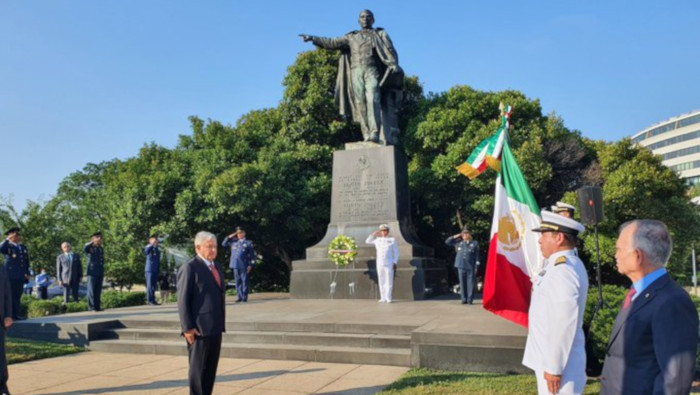 Como parte de su visita en Washington, el presidente mexicano colocó ofrendas florales en los monumentos a Abraham Lincoln y a Benito Juárez.