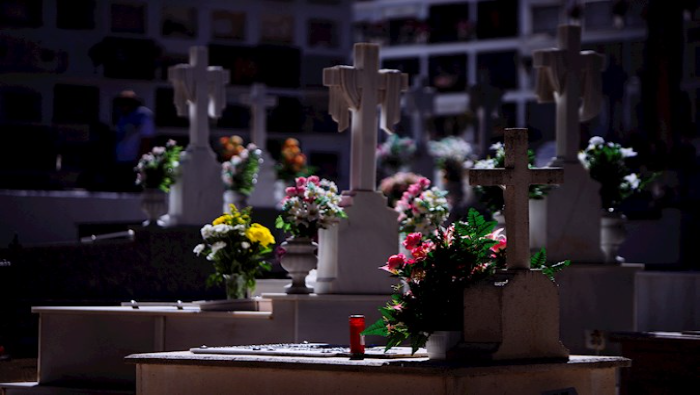 En este Día de Todos los Santos los creyentes suelen llevarle flores a sus difuntos en los sepulcros y recordarlos.