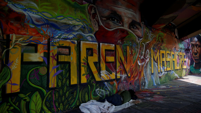La fotografía muestra un mural pintado en la ciudad de Cali el cual pide que paren las masacres en Colombia.