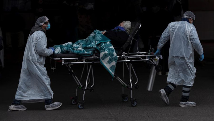 La capital chilena se encuentra al 80 por ciento de ocupación de las camas de cuidados intensivos.