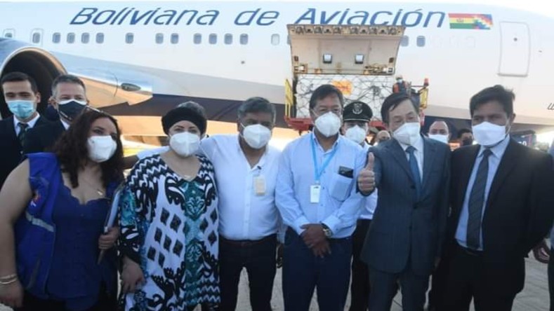 El presidente Luis Arce recibió en el propio aeropuerto la llegada del lote de medio millón de vacunas desde China.