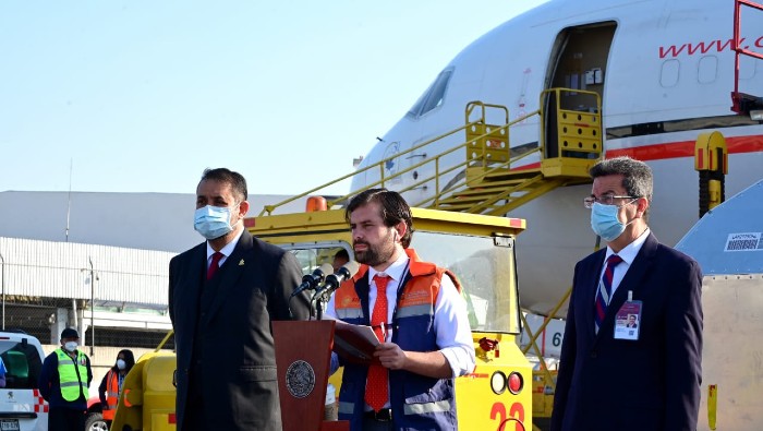Recibieron el cargamento de vacunas, el representante de la Cofepris, Alejandro Svarch Pérez y el titular de la Insabi, Víctor Hugo Borja Aburto