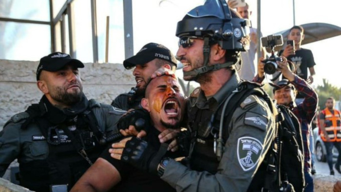 Fuerzas de ocupación israelíes asaltan a un joven palestino y lo rocían con gas pimienta en el área de la Puerta de Damasco, Jerusalén.
