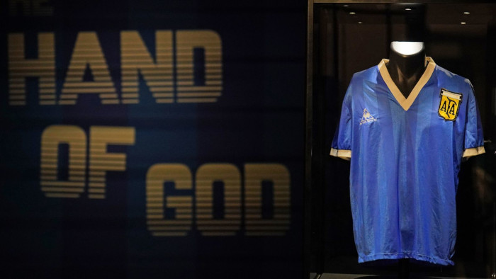 El ex mediocampista de Inglaterra Steve Hodge decidió vender la camiseta 36 años después de que la intercambiara con Maradona en la Copa del Mundo de 1986.