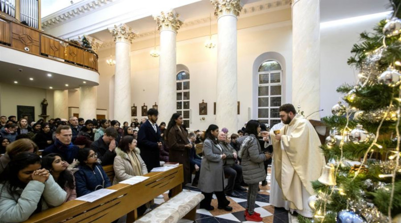Varias personas asistieron a la oración de Nochebuena en la Catedral Católica Romana de la Divina Providencia en Chisinau, Moldavia, en este día.
