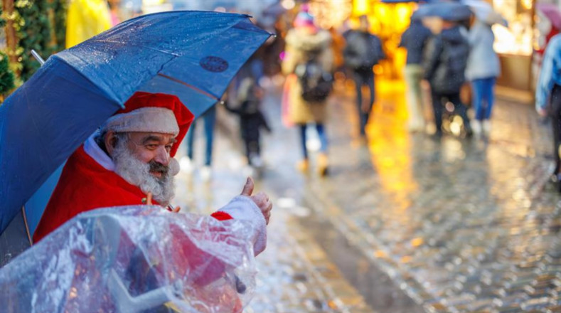 En Bruselas, Bélgica, personas se visten como Papá Noel e independientemente de las temperaturas bajas, están en las calles dando alegrías a los menores de edad.