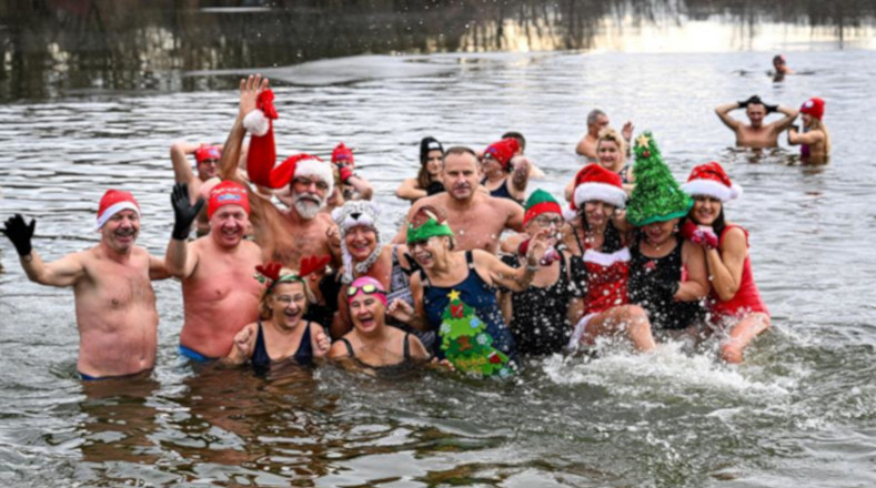 Como parte de la tradición, varias personas participan en el baño navideño de morsas en Rzeszow, Polonia.