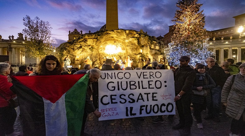 "El único verdadero jubileo es el alto el fuego", se lee en una pancarta frente al belén navideño para pedir el fin del asedio a Gaza, en la Plaza de San Pedro en El Vaticano, Roma, Italia.