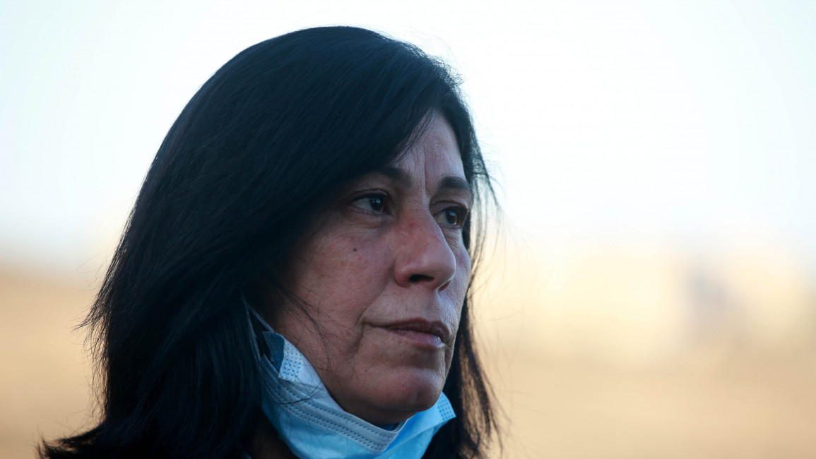 Jarrar fue elegida en 2006 en la Asamblea palestina como representante del FPLP, se ha destacado como defensora de los derechos de las mujeres y ha abogado por la liberación de miles de prisioneros palestinos detenidos en cárceles israelíes.