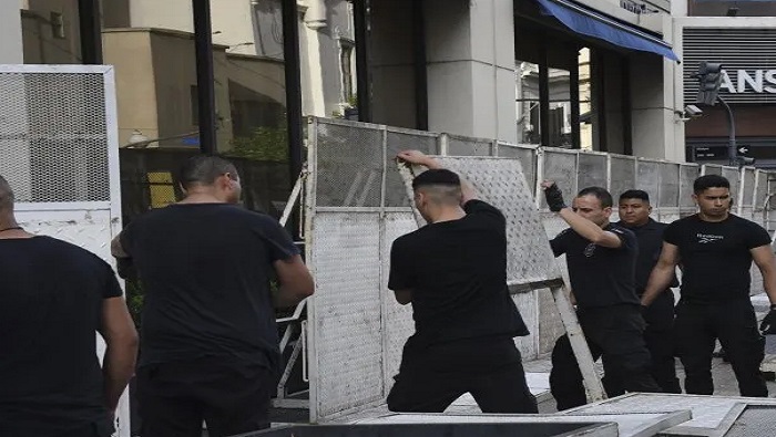 Las autoridades argentinas han colocado vallas alrededor del Hotel Libertador, donde se hospeda el mandatario.