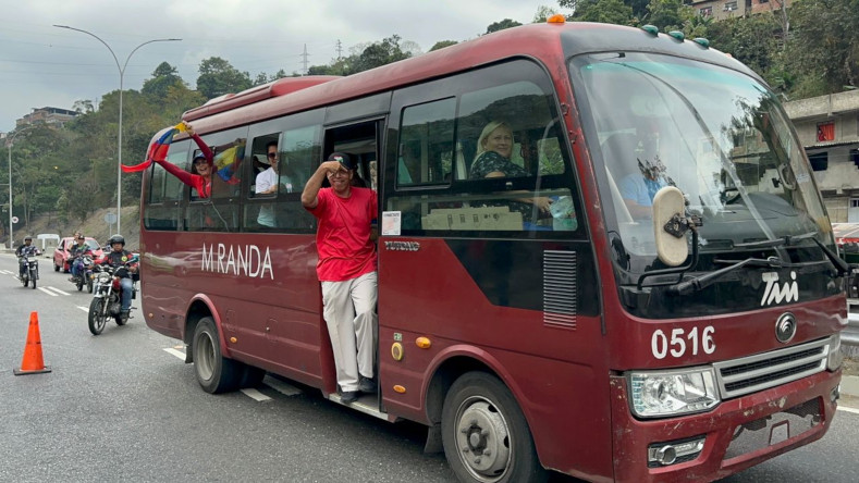 Desde varios estados de Venezuela salió la Caravana Furia Bolivariana para la concentración y marcha que llegó hasta el Palacio de Miraflores (sede del Gobierno) para los actos por los 32 años de la rebelión cívico-militar.