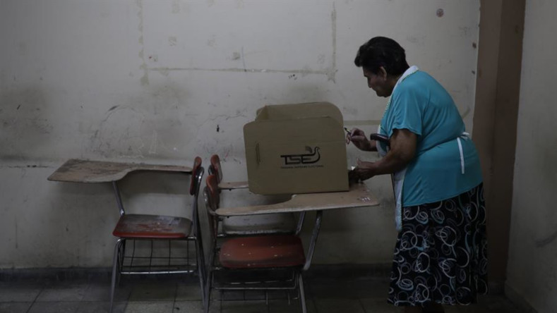 Salvadoreños acuden a las urnas para elegir nuevo presidente