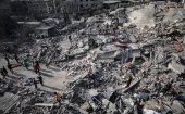 Palestinos buscan cadáveres y supervivientes bajo los escombros de un edificio residencial tras un ataque aéreo israelí contra el campo de refugiados de Nuseirat.
