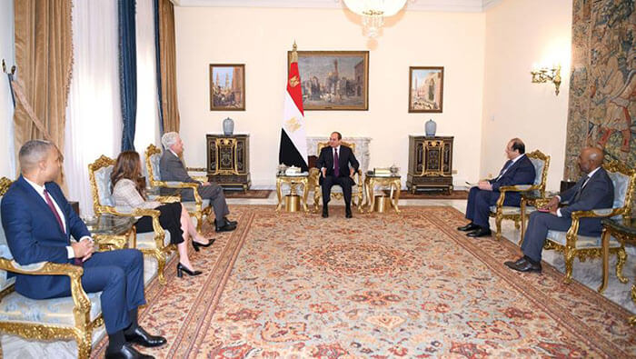 El presidente egipcio, Abdel Fattah al Sisi (en el centro) habla con el director de la CIA, William Burns, durante una reunión en El Cairo.