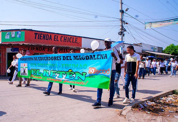 Integrantes de la comunidad educativa de El Retén se movilizaron en rechazo al asesinato del docente Guillermo Otero.