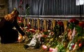 Centenares de personas han acudido a las legaciones diplomáticas rusas en el mundo para colocar ofrendas en memoria de las víctimas del atentado en Moscú.