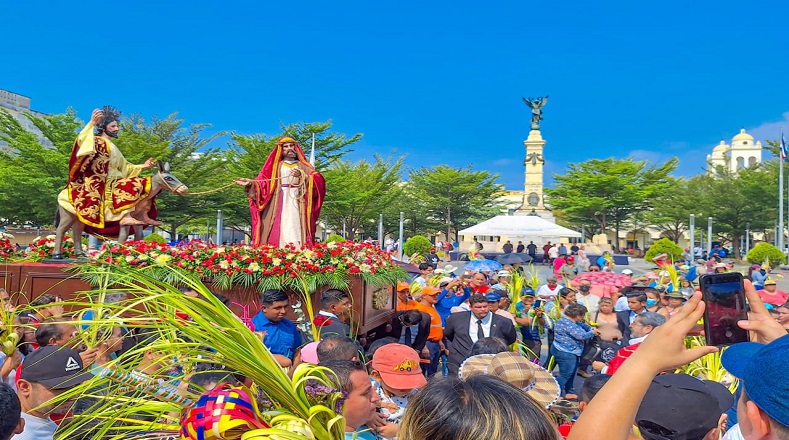 Cientos de feligreses católicos en El Salvador participaron en la tradicional procesión de Domingo de Ramos, que marca el comienzo de la Semana Santa, un tiempo de penitencia y oración.