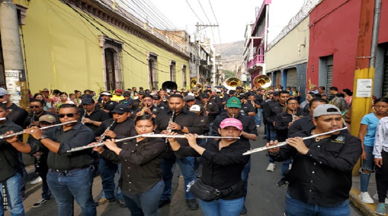 La Banda Sinfónica de las Fuerzas Armadas (FFAA) de Honduras acompañó con melodías a los feligreses católicos durante la procesión del Domingo de Ramos de la iglesia Catedral de Tegucigalpa.