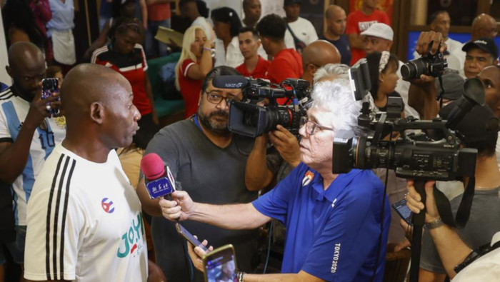 El exfutbolista cubano Erick Hernández habla con la prensa después de batir un récord Guinness este sábado, en La Habana .