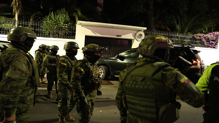 La Policía ecuatoriana irrumpió en la Embajada de México para secuestrar al exvicepresidente Jorge Glas.