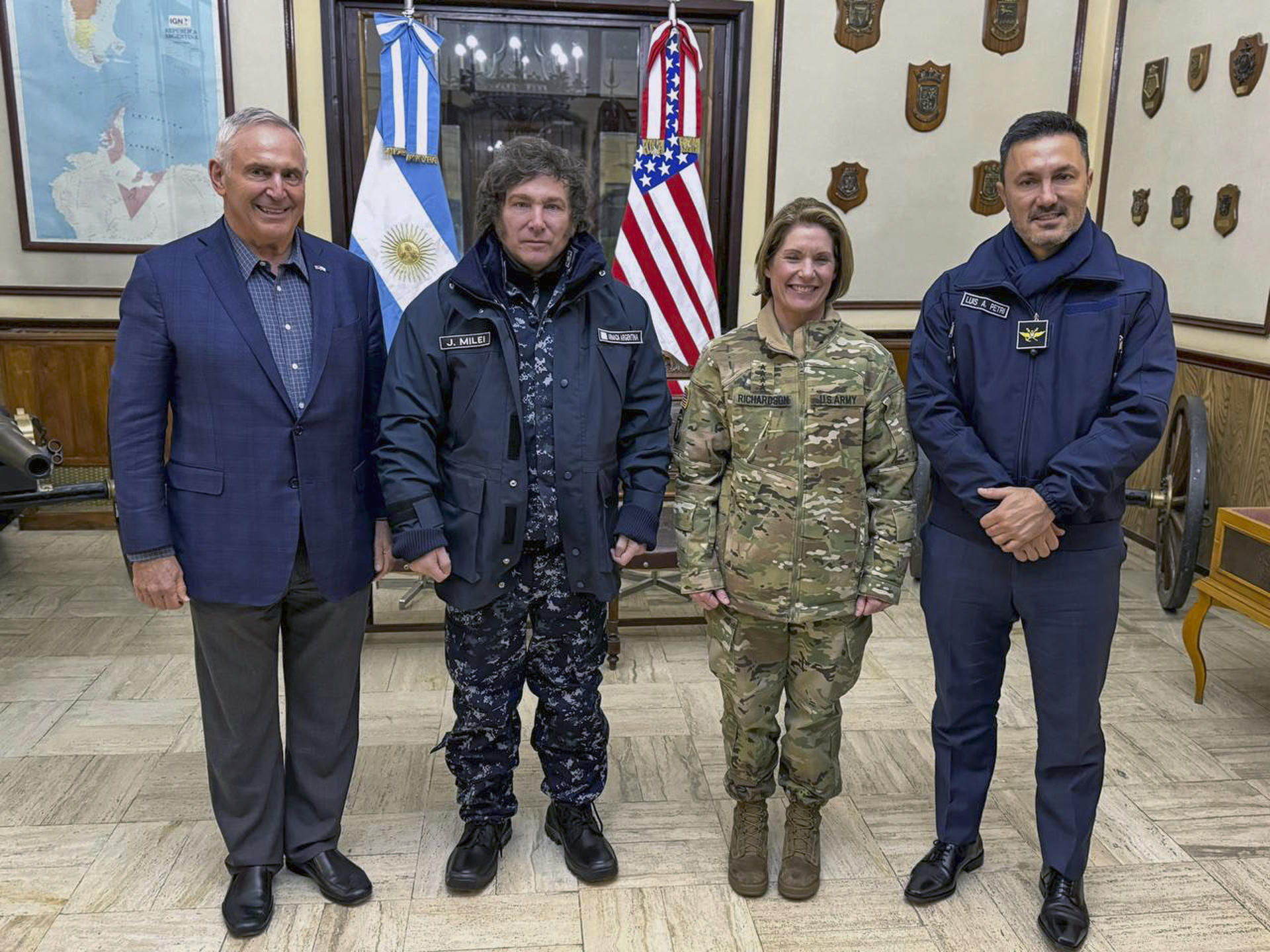 Javier Milei junto a la jefa del Comando Sur, Laura Richardson, en Ushuaia, ciudad del extremo austral de Argentina.