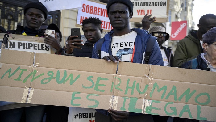 La congregación frente a la sede del Parlamento Europeo en Barcelona condenó el aumento de la represión a la que están sometidos los migrantes.