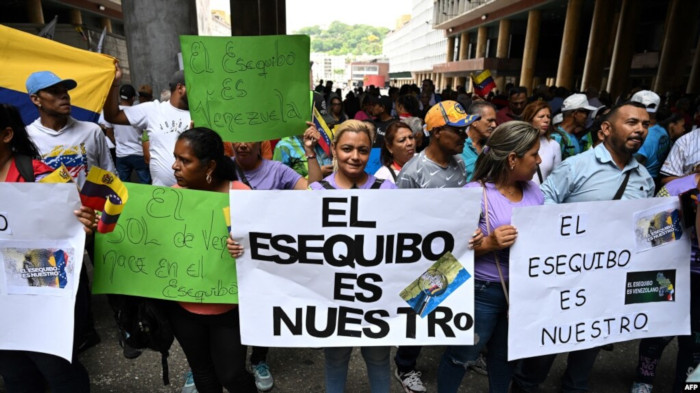 Venezuela reiteró que toda concesión otorgada por Guyana en las áreas en cuestión, es “inaceptable” por lo que “se ve en la obligación de advertir que tales acciones no generan ningún tipo de derechos a los terceros que participen en dicho proceso”.