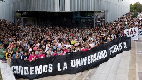 Miles de personas dieron un abrazo simbólico a la Facultad de Ciencias Exactas de Buenos Aires.