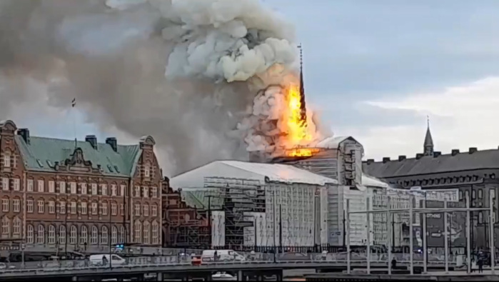 Un incendio devastó este 16 de abril la Antigua Bolsa de Copenhague, construida en el siglo XVII y considerada un emblema del Renacimiento holandés en Dinamarca.